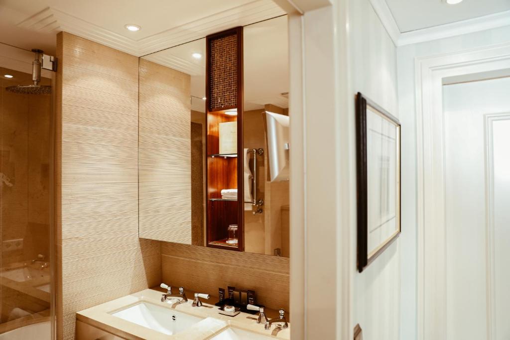 Hotel Bayerischer Hof - The Leading Hotels of the World - Error