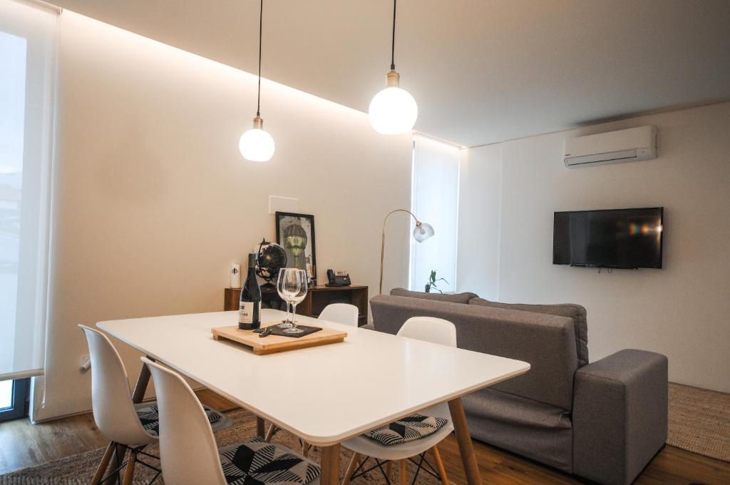 TV a/nebo společenská místnost v ubytování Aljube Residences II - Apartamento novo centro PDL