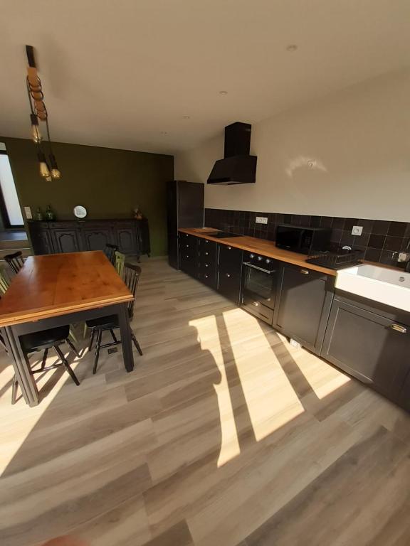 Kuchyň nebo kuchyňský kout v ubytování Maison chaleureuse, spacieuse et familiale