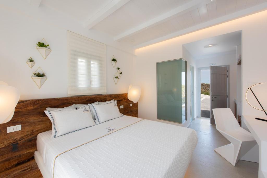 Postel nebo postele na pokoji v ubytování Elements Sifnos Boutique
