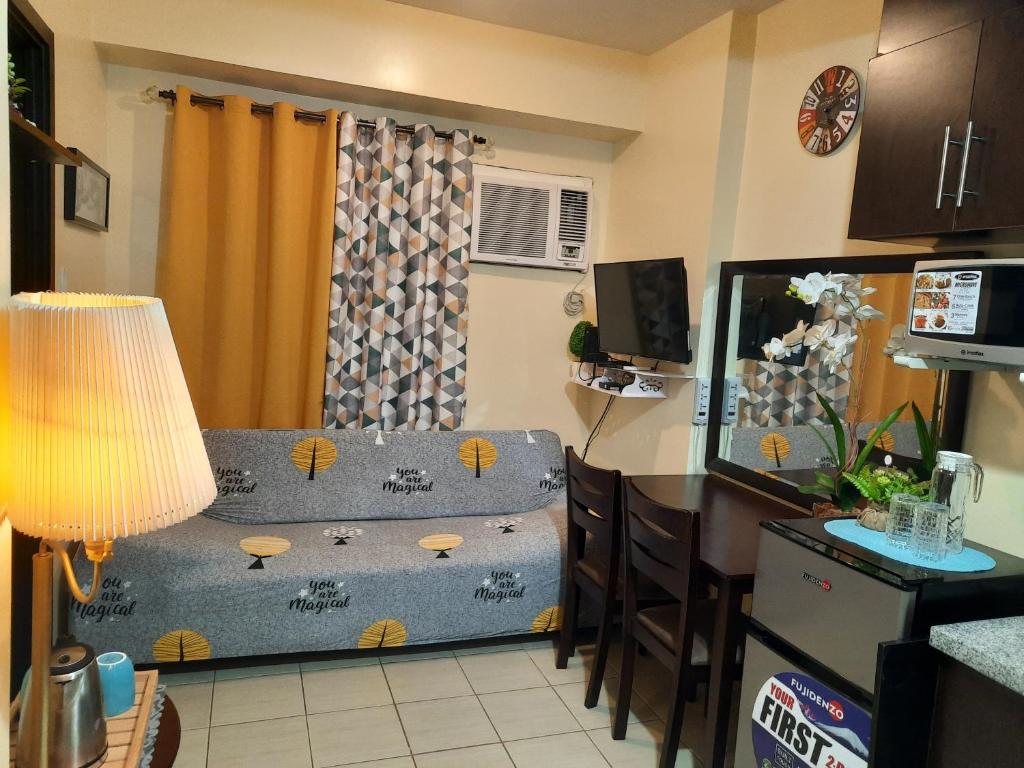 馬尼拉的住宿－Very Homey!，带沙发、桌子和电视的客厅
