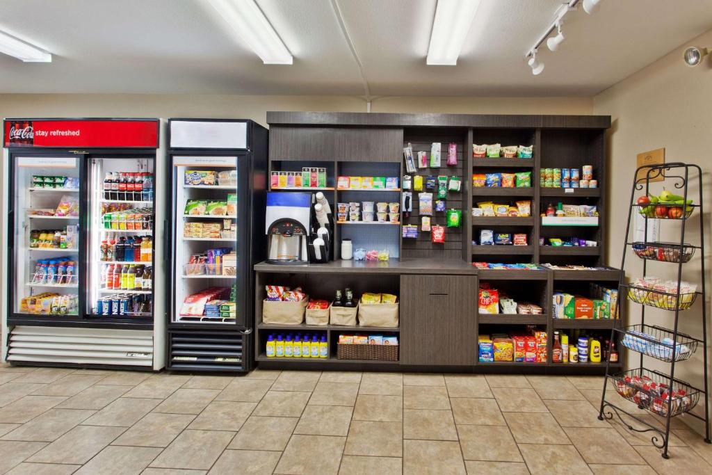 Supermarket nebo jiné obchody v  hotelu nebo okolí