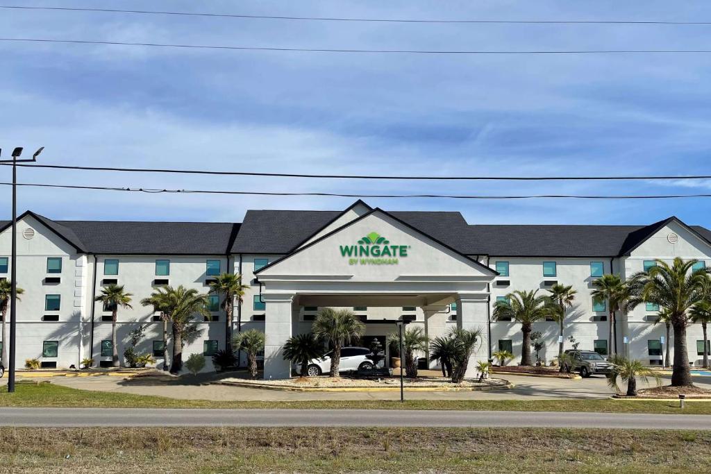 een gebouw met een walmart bord voor een weg bij Wingate by Wyndham Biloxi - Ocean Springs in Biloxi
