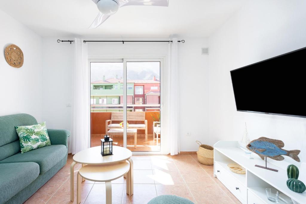 TV a/nebo společenská místnost v ubytování Home2Book Stunning Apartment Candelaria, Terrace