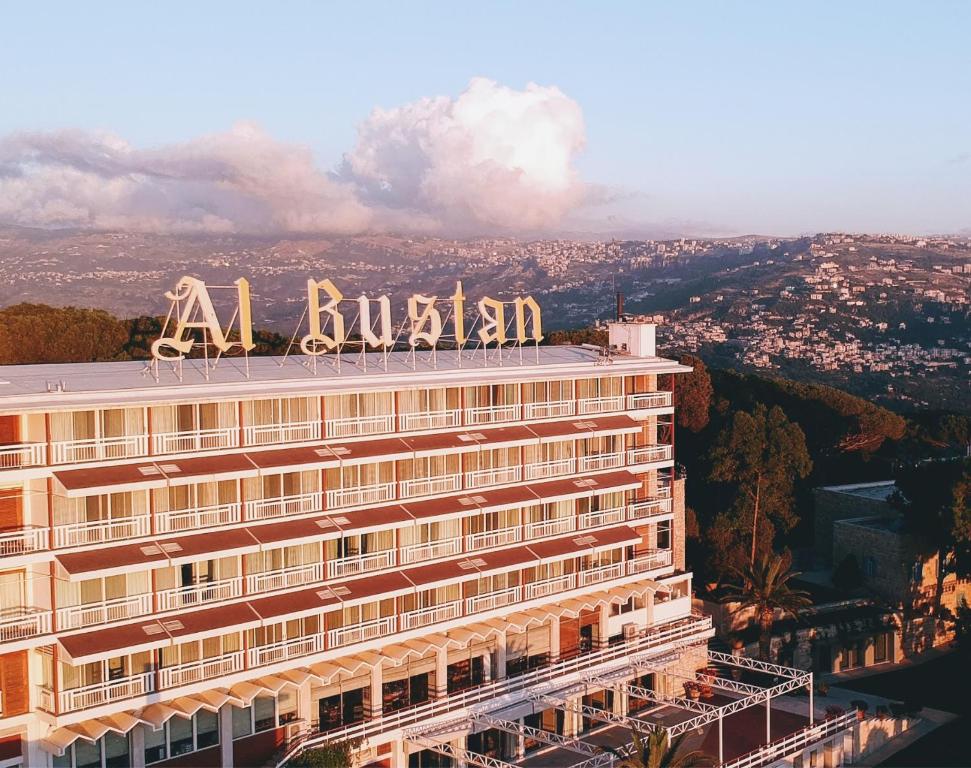 ein Gebäude mit einem großen Schild darüber in der Unterkunft Hotel Al Bustan in Beit Meri