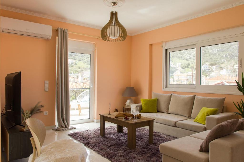 een woonkamer met een bank en een tv bij Ozone Complex by A&D Properties in Porto Rafti
