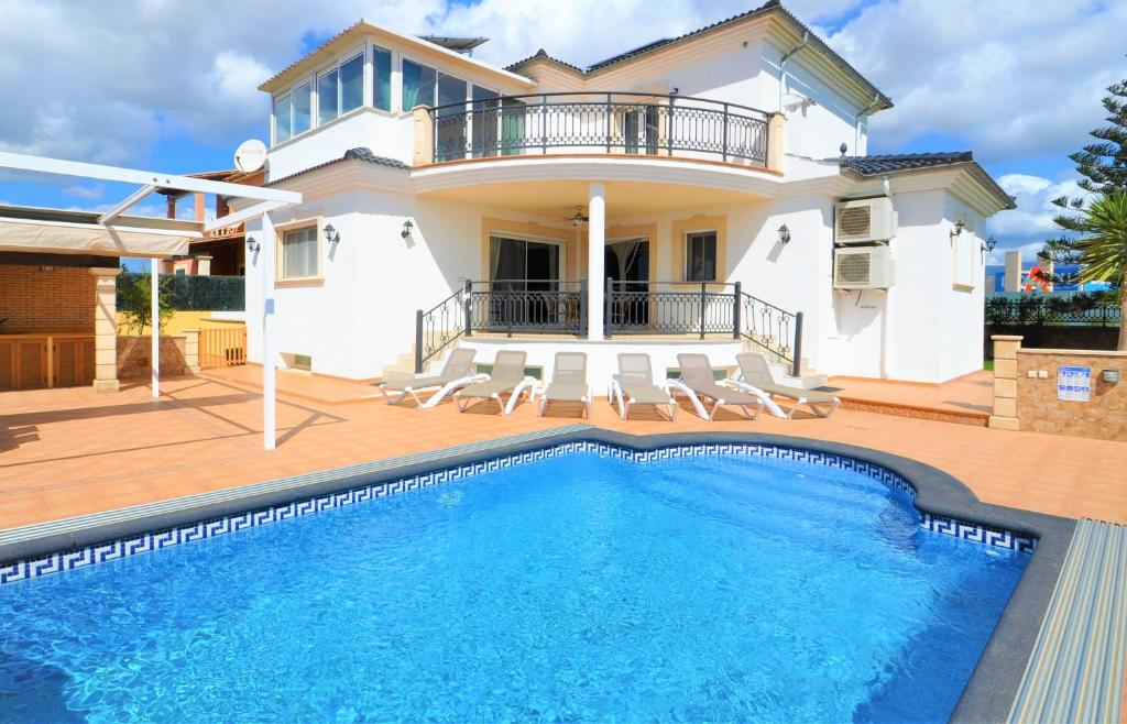 Villa con piscina frente a una casa en Villa Carmen, en Palma de Mallorca