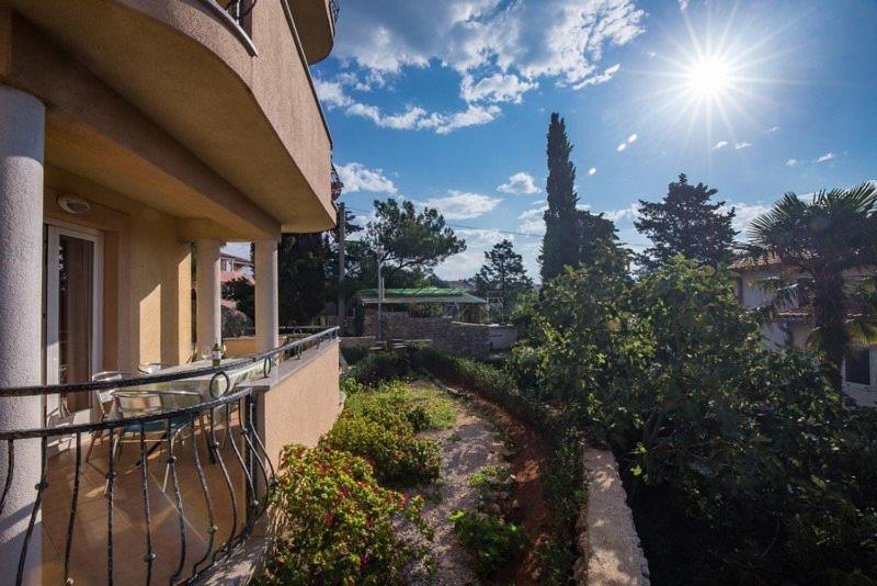 Vonkajšia záhrada v ubytovaní Marija F4 Apartment