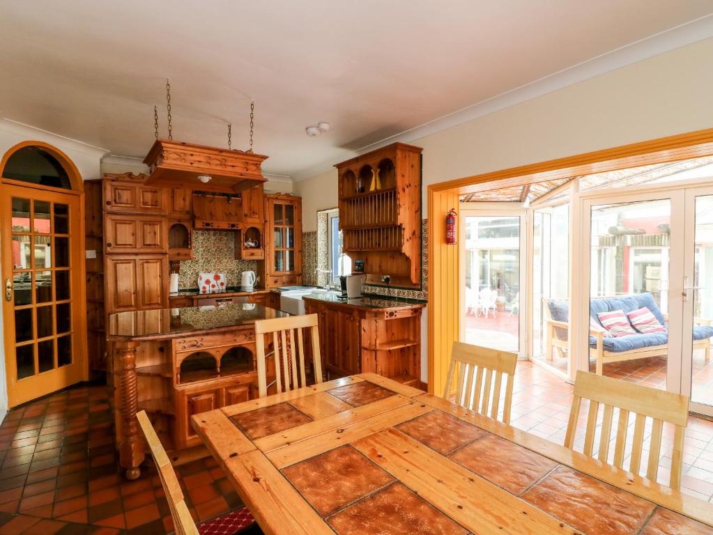 Kuchyň nebo kuchyňský kout v ubytování Ballysheen House