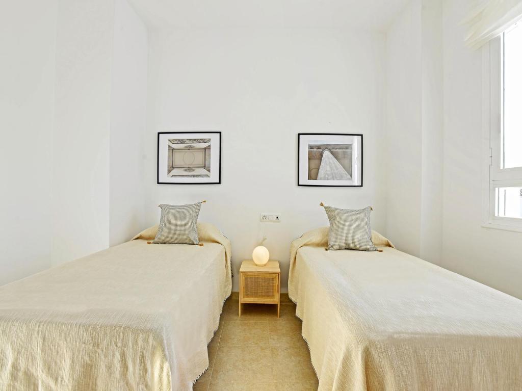 Posteľ alebo postele v izbe v ubytovaní Apartamentos Santiago