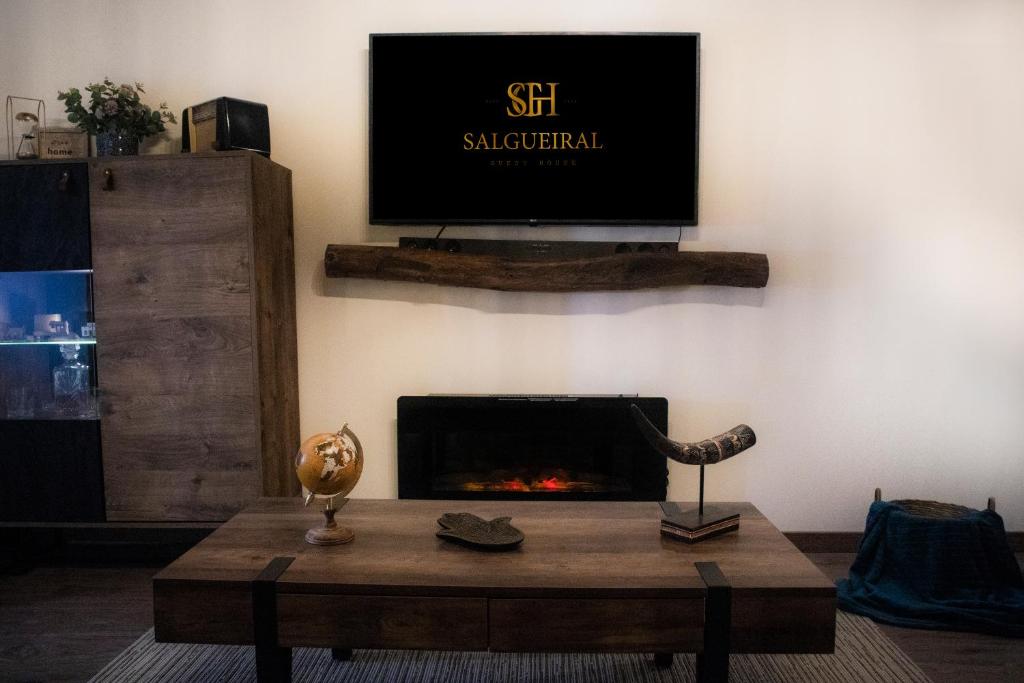 TV a/nebo společenská místnost v ubytování Salgueiral Guest House Douro