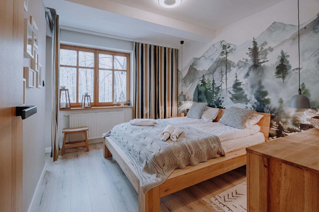 sypialnia z łóżkiem i obrazem na ścianie w obiekcie Apartament Adam i Cicha Woda w Zakopanem