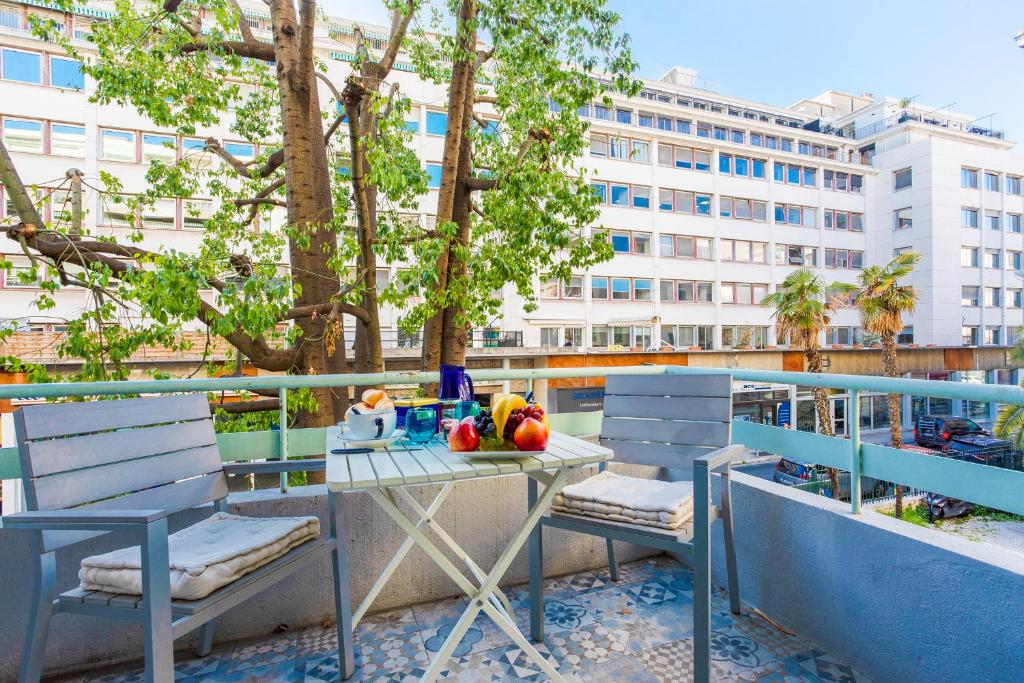 - un balcon avec une table et des chaises dans l'établissement LE TIVOLI AP4264 By Riviera Holiday Homes, à Nice