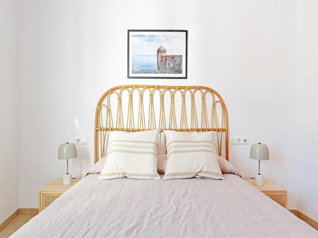 Posteľ alebo postele v izbe v ubytovaní Apartamentos Santiago