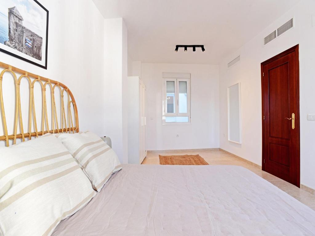 Posteľ alebo postele v izbe v ubytovaní Apartamentos Santiago