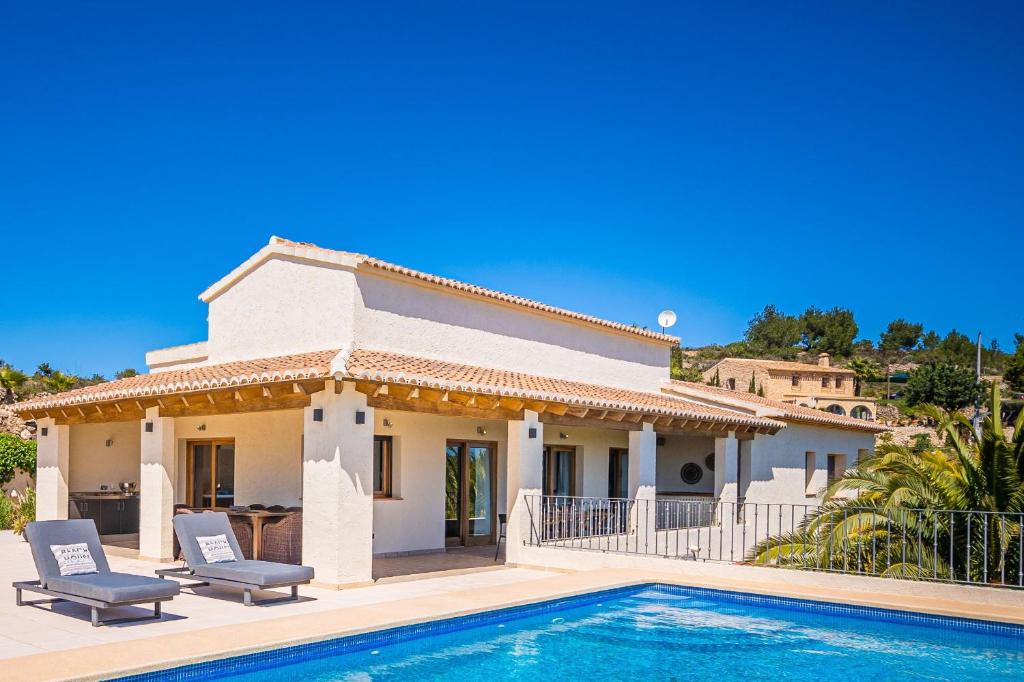 Bazén v ubytování Luxury Villa with panoramic views over Moraira nebo v jeho okolí
