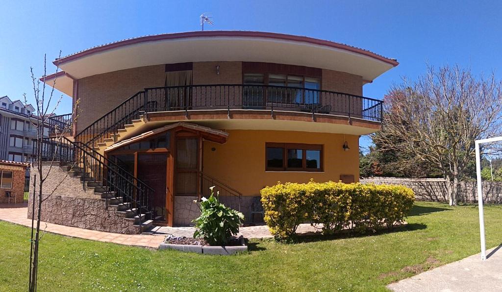 uma casa redonda com uma varanda em cima em Villa La Rufina Noja em Noja