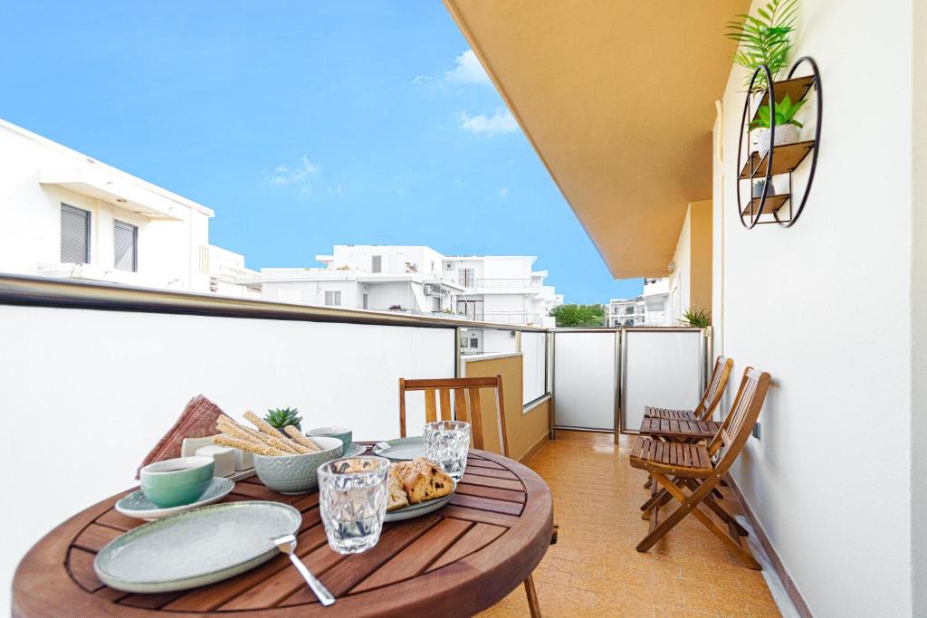 una mesa en un balcón con una comida en Casa di Flora Luxurious Apartment in Rhodes, en Rodas