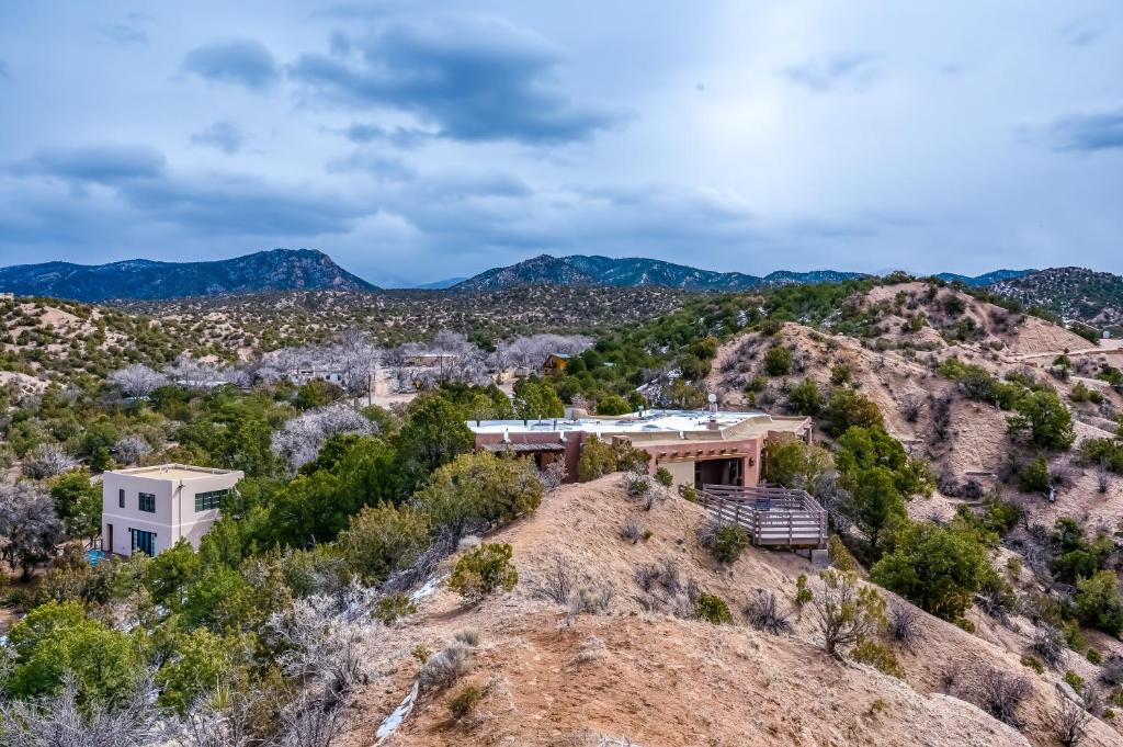 una vista aérea de una casa en la cima de una colina en Casa del Encanto, en Rancho Encantado
