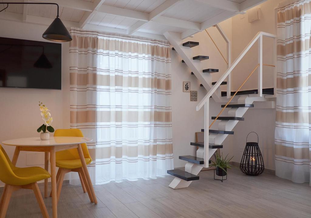 Telewizja i/lub zestaw kina domowego w obiekcie The Court Suites & Spa
