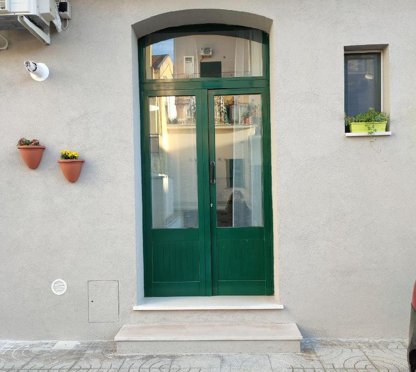 una puerta verde al lado de un edificio en La casa di Filomena en Termoli