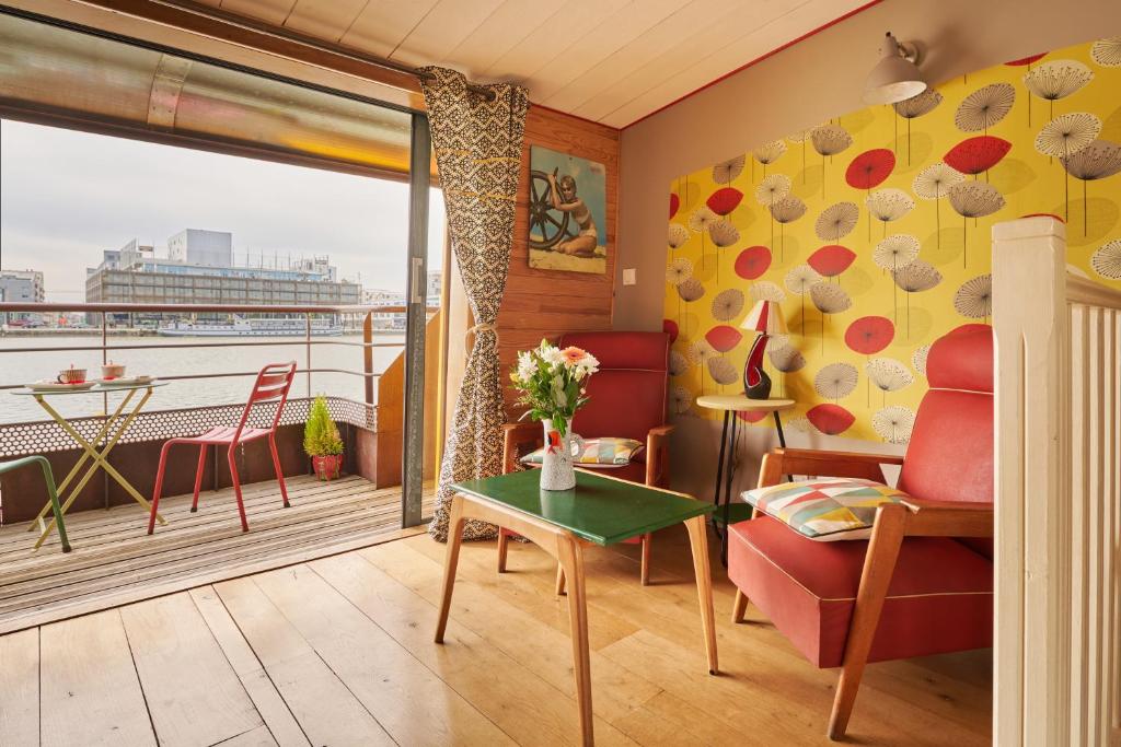 a room with a balcony with a table and chairs at La Petite Annick in Bordeaux