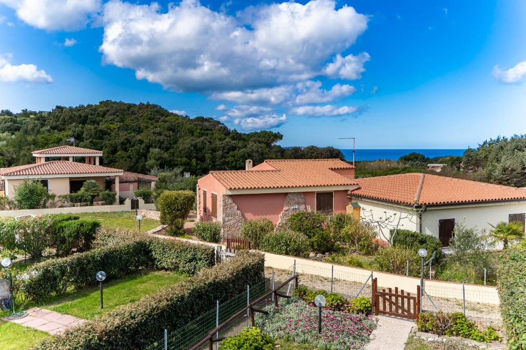 una casa con jardín y valla en Casa Sardegna, en Rena Majore