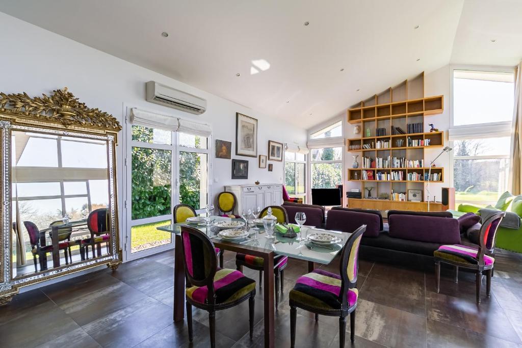 un salon avec une table, des chaises et un canapé dans l'établissement Bains de Lumière, à Moëlan-sur-Mer