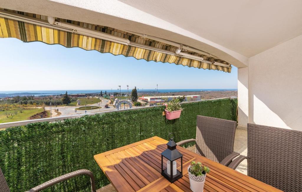 a balcony with a table and chairs and a view of the ocean at Apartment MIA in Tar