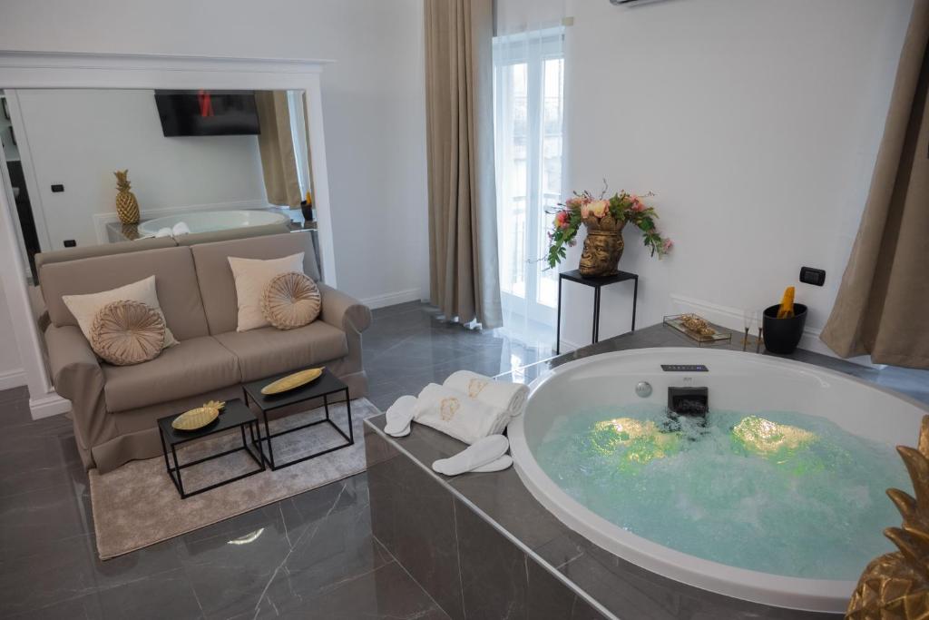 Televízia a/alebo spoločenská miestnosť v ubytovaní NM Luxury Suites