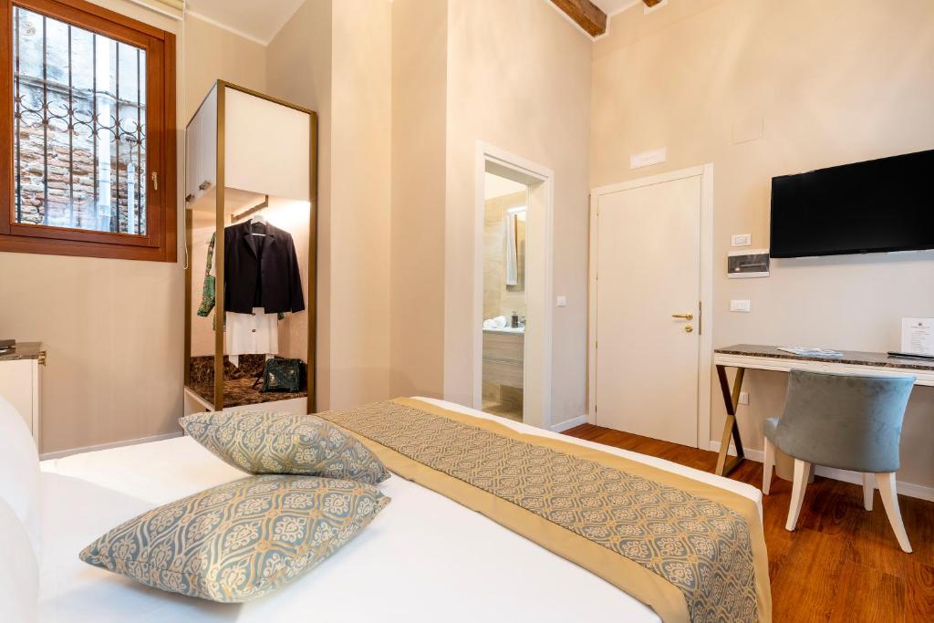 Televízia a/alebo spoločenská miestnosť v ubytovaní Residenza La Duchessa Deluxe Rooms