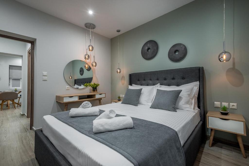 - une chambre avec un grand lit et 2 réveils sur le mur dans l'établissement Casa Rafaela 201, à Prévéza