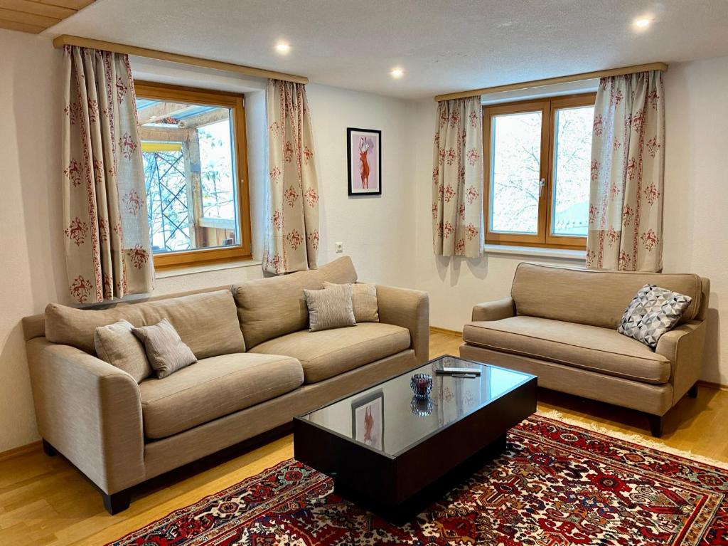 sala de estar con sofá y mesa de centro en Am Romberg, en Dornbirn
