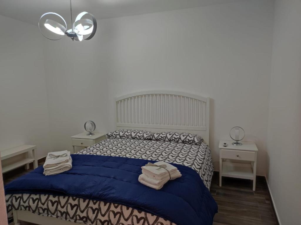 Un pat sau paturi într-o cameră la Le Case di Mariù