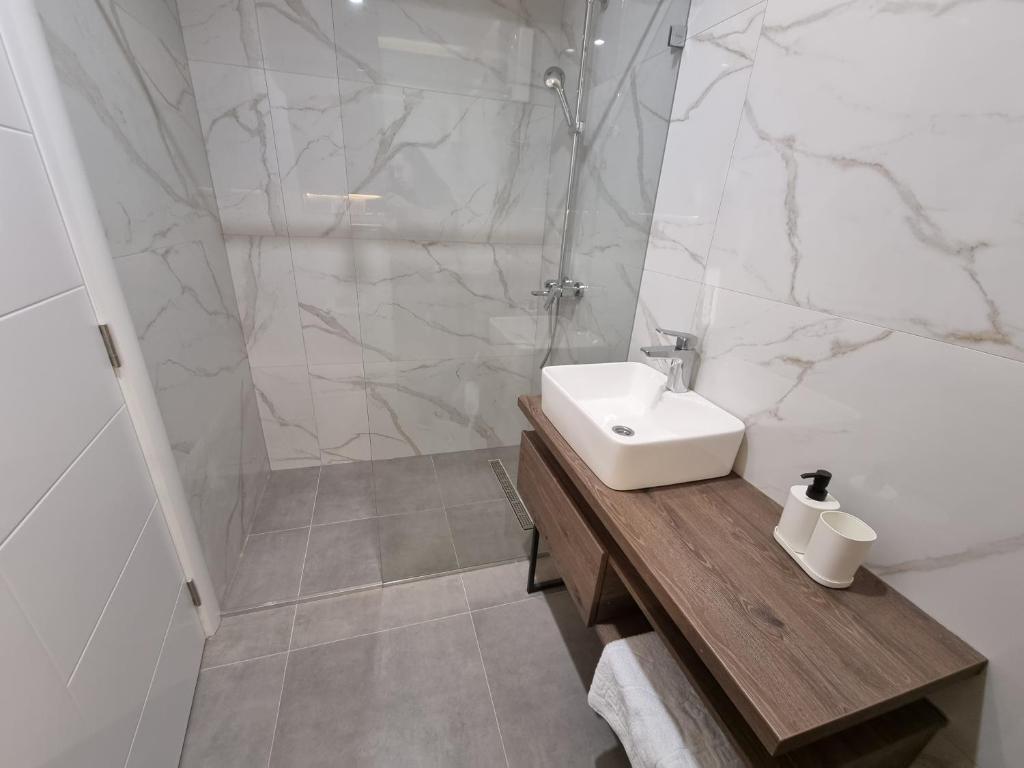 Parliament View Apartments - Deluxe Double Room