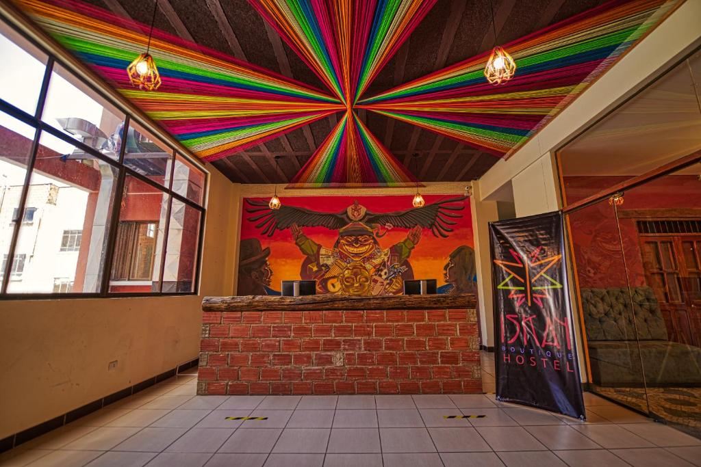 拉巴斯的住宿－ISKAY BOUTIQUE HOSTEL，一间拥有色彩缤纷的天花板和壁画的房间