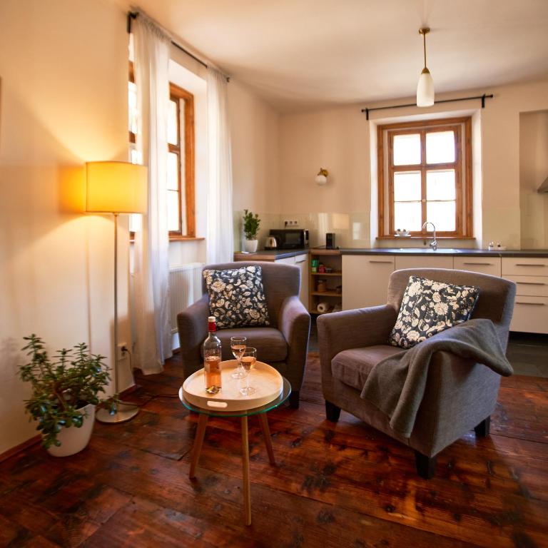 Baroque chaplain house Kaplanka 1796 A. D. - historical luxury apts in Bohemian Paradise - Apartamento Deluxe