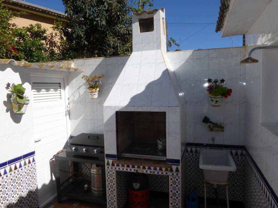 cocina al aire libre con chimenea y fregadero en Maison rénovée à 250m de la mer, en Santiago de la Ribera