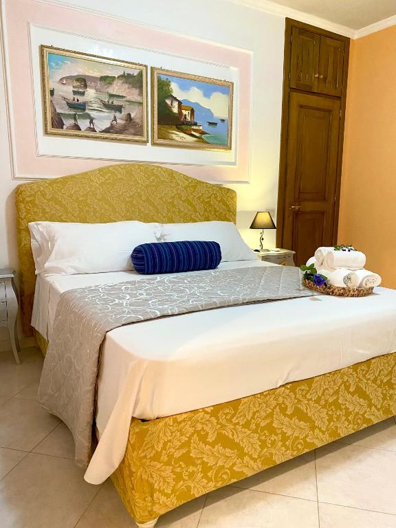 a bedroom with a large bed with a yellow headboard at Sperlonga Paradise Villetta in Sperlonga