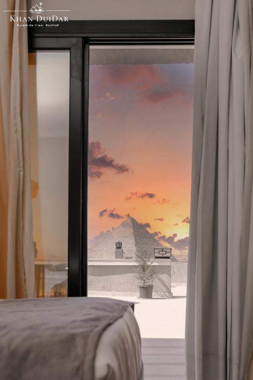 Uma cama ou camas num quarto em Khan Duidar Inn - Pyramids View Rooftop
