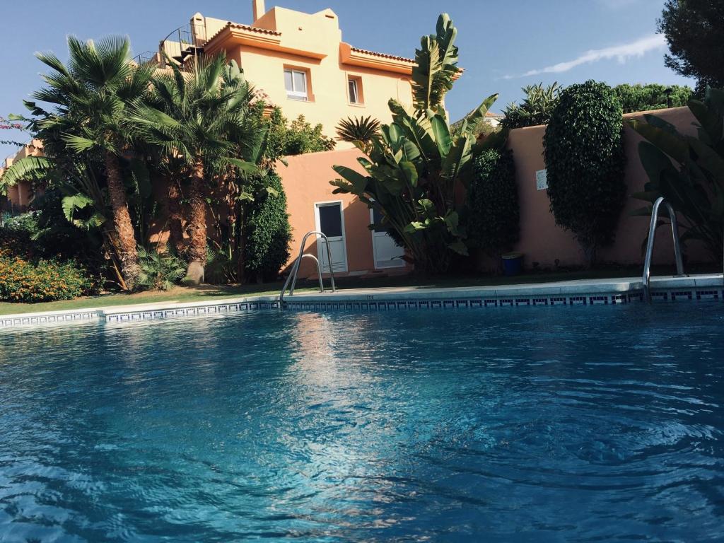 Bazén v ubytování Marbella Deluxe Rooms in Royal Cabopino Townhouse nebo v jeho okolí