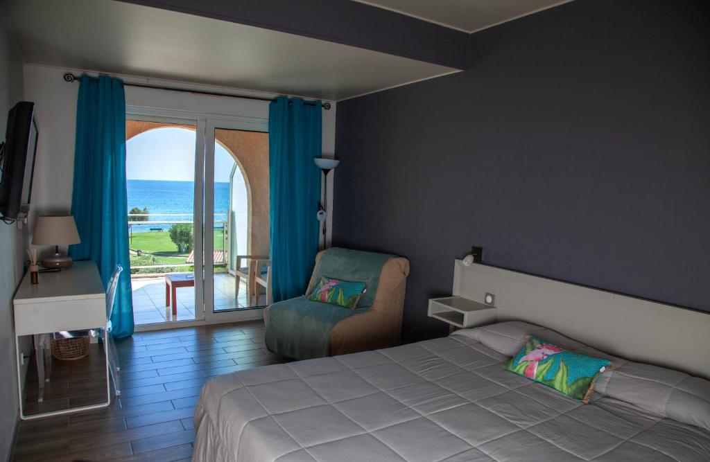 a bedroom with a bed and a view of the ocean at Orizonte in Cervione