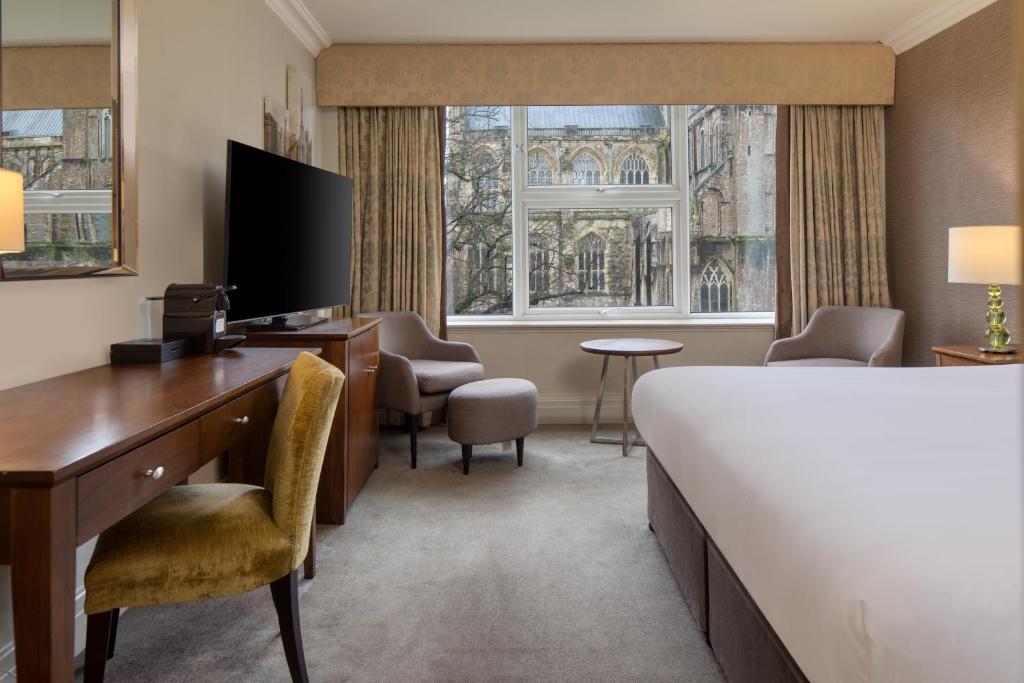 TV a/nebo společenská místnost v ubytování Winchester Wessex Hotel by Sunday