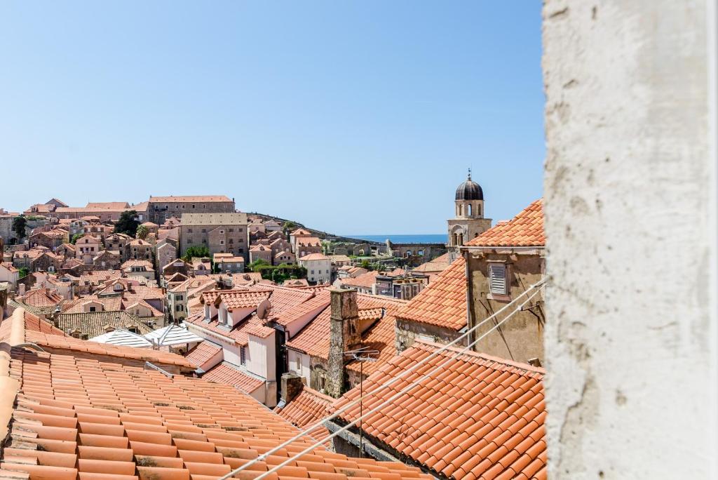 vistas a una ciudad con techos rojos en Apartments Plaza, en Dubrovnik