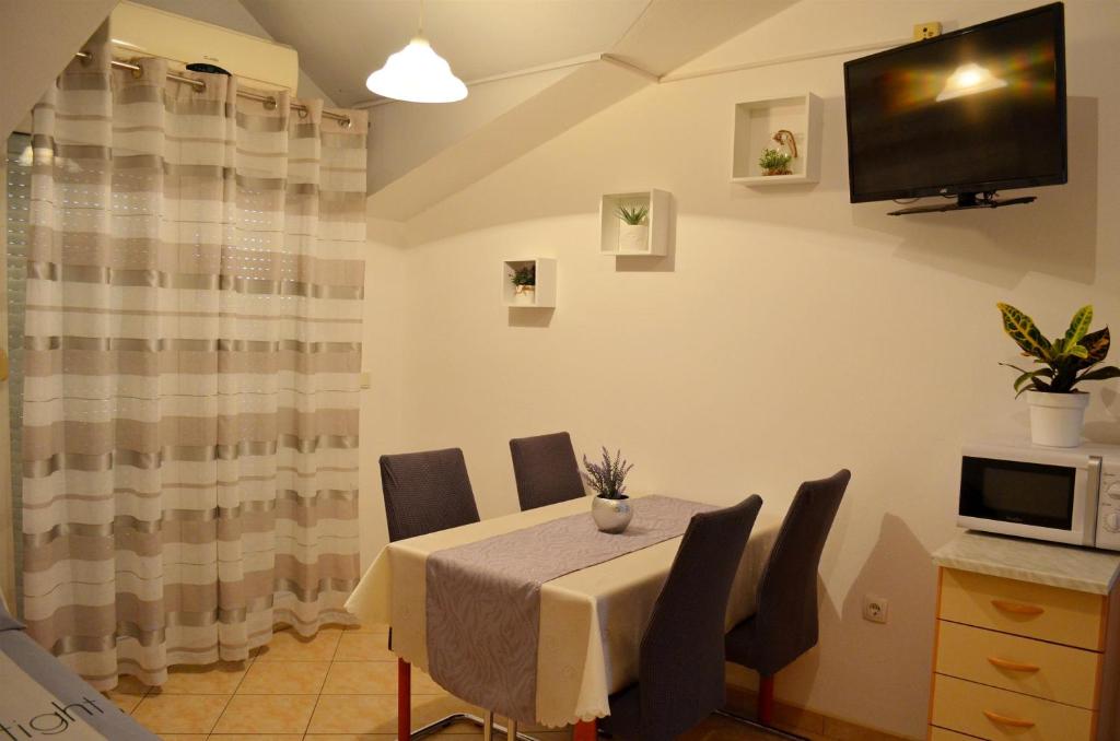 TV a/nebo společenská místnost v ubytování Apartments Davorka