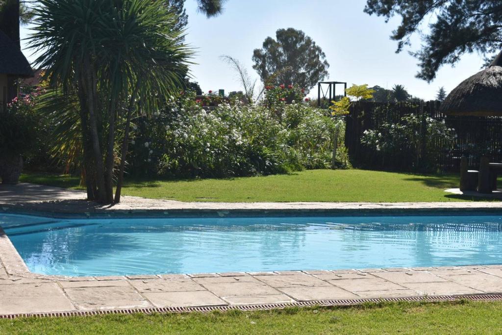 una piscina in un cortile con giardino di Iceberg Venue, Guest Lodge & Events place a Benoni