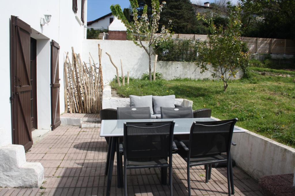 een tafel en stoelen op een patio bij Appartement au calme à Hendaye in Hendaye