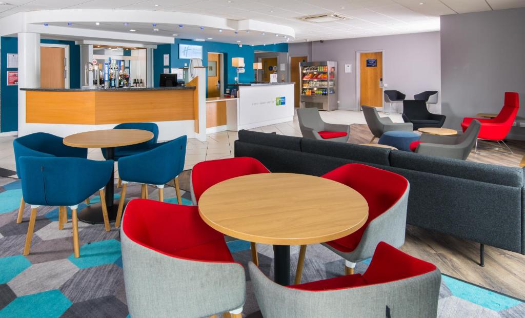Posezení v ubytování Holiday Inn Express Manchester East by IHG
