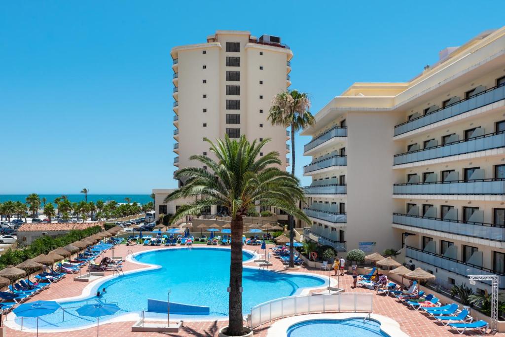 Bazén v ubytování Hotel Puente Real nebo v jeho okolí