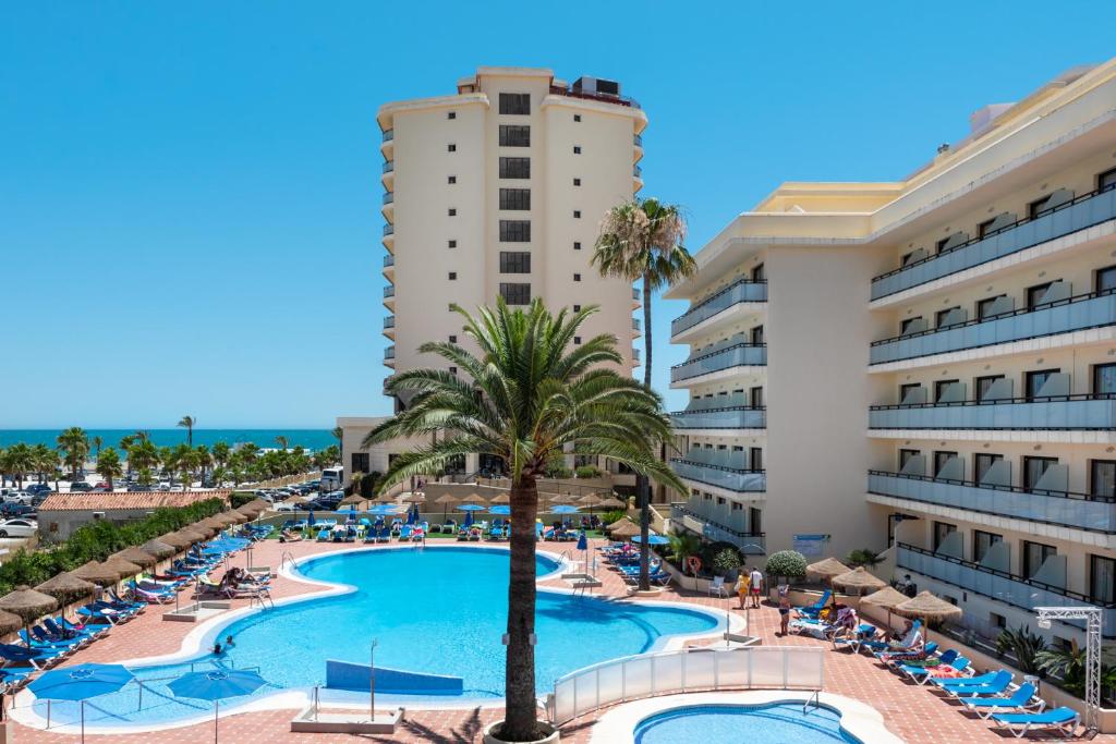 uitzicht op het zwembad van het resort bij Hotel Puente Real in Torremolinos